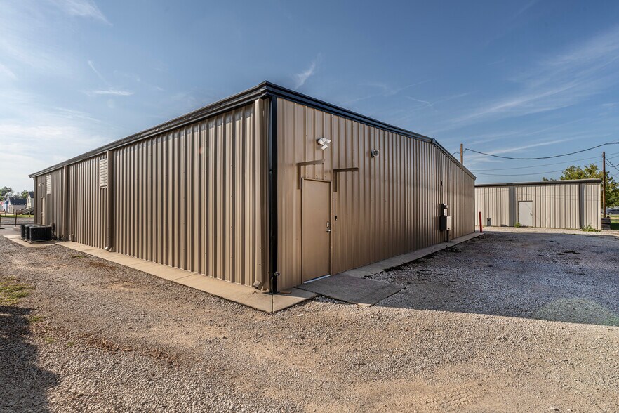 More Photos Of 921 N Lahoma Ave, Norman Light Manufacturing For Sale