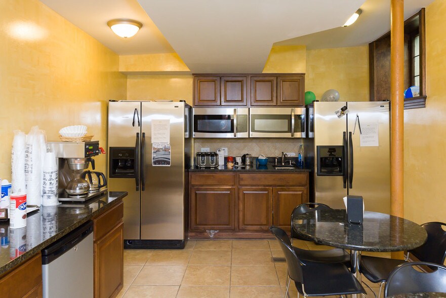 More Photos Of 871 N Park St, Columbus Office For Sale