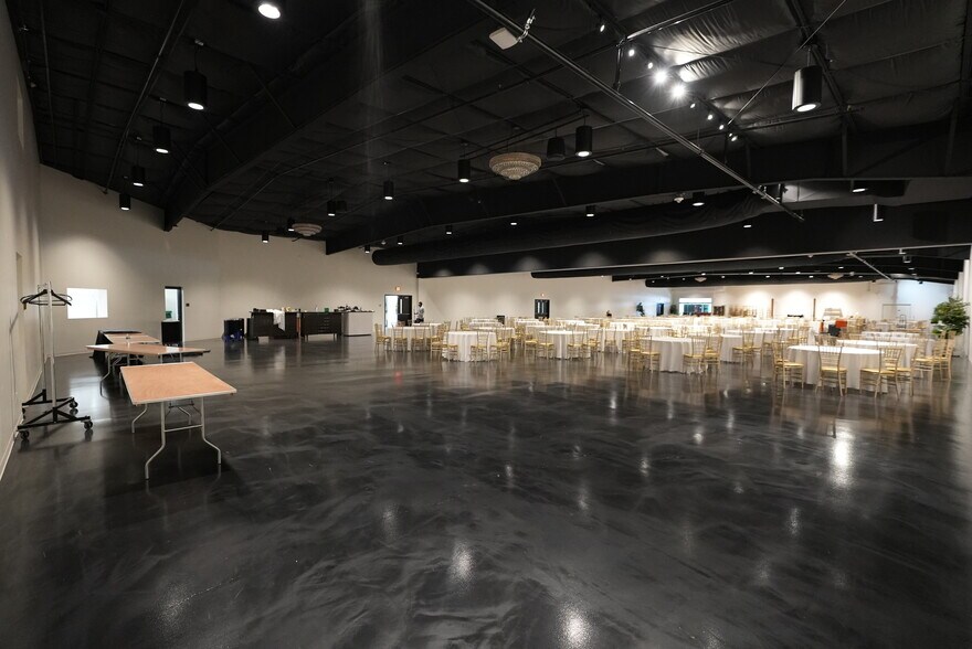 More Photos Of 2631 Highway 41A Byp, Clarksville Department Store For Lease