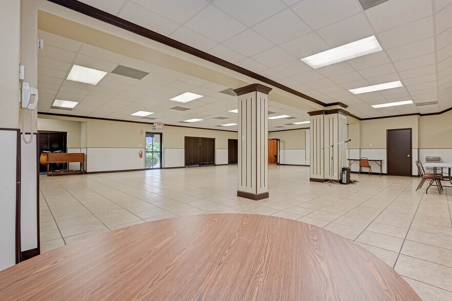 More Photos Of 3402 Amanda Ln, Houston Flex For Sale