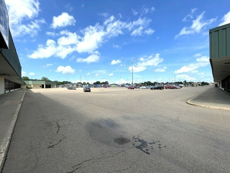 More Photos Of 2-20 Northpoint Dr, Streator General Retail For Sale