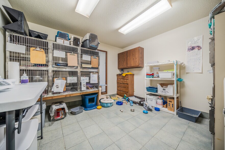 More Photos Of 645 Hawthorne Dr, Omro Veterinarian Kennel For Sale