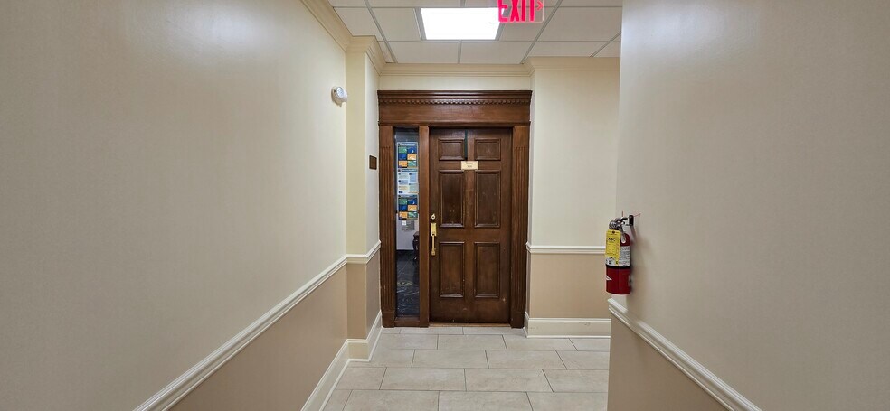 More Photos Of 2375 Tamiami Trl N, Naples Loft Creative Space For Sale