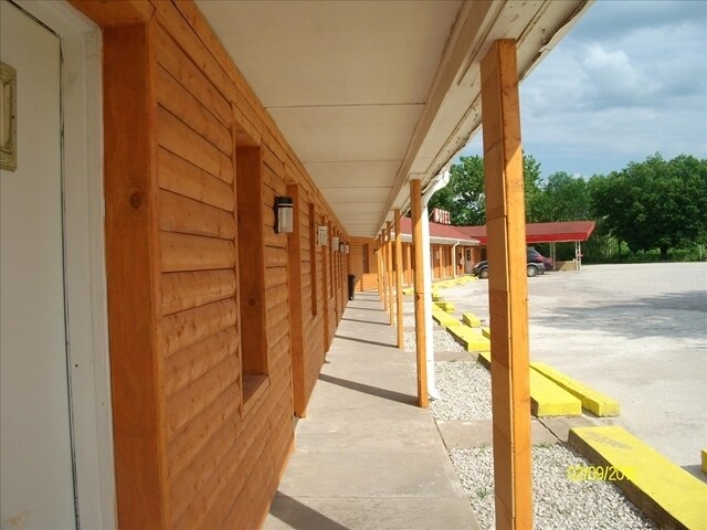 Primary Photo Of 701 N National Ave, Fort Scott Hotel For Sale