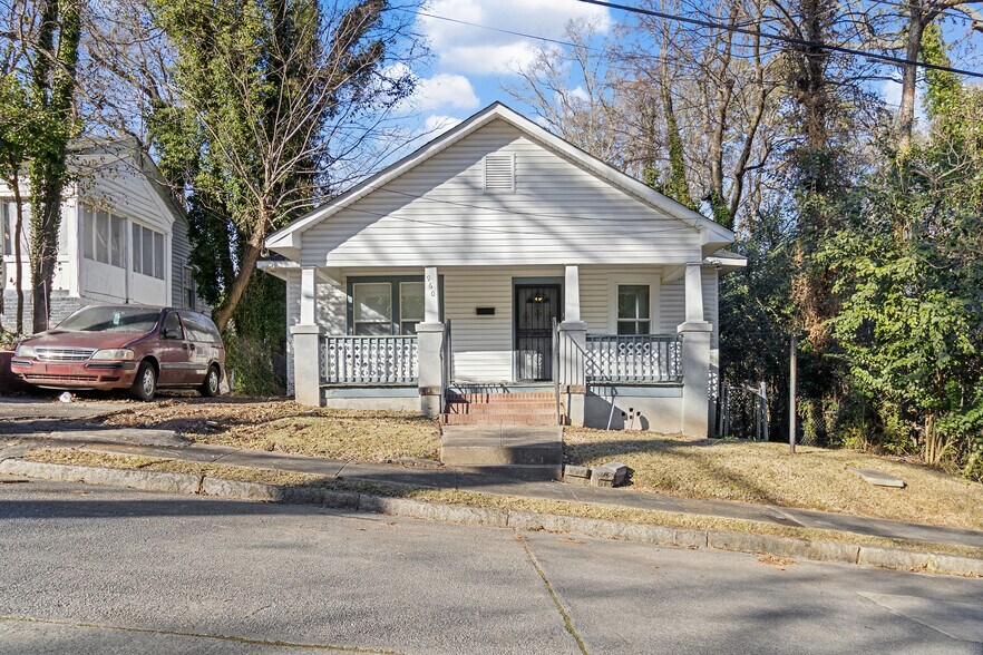 Primary Photo Of 960 Curry Pl, Macon-Bibb Healthcare For Sale