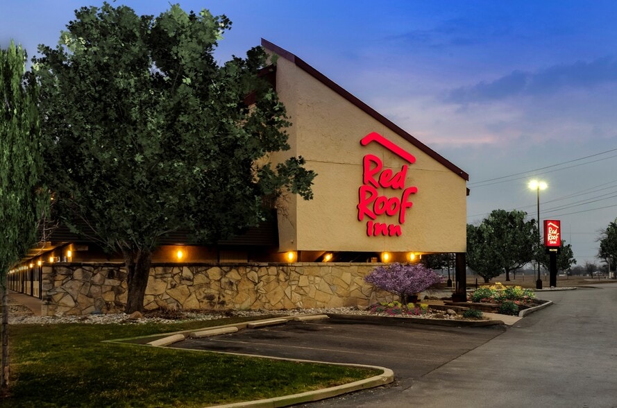 Primary Photo Of 3615 Dunckel Dr, Lansing Hotel For Sale