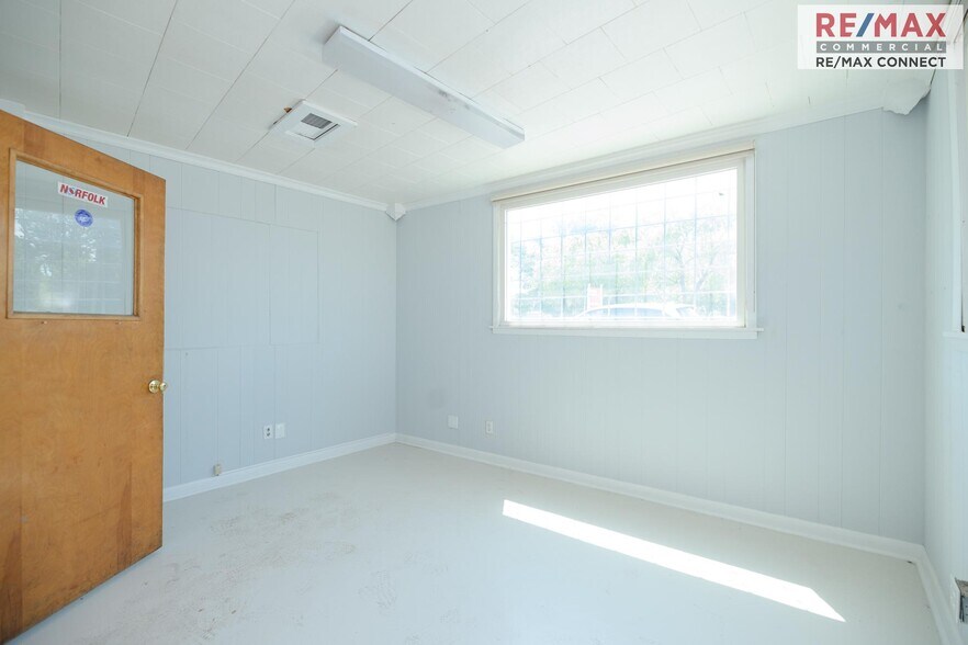 More Photos Of 2850 Cromwell Rd, Norfolk Warehouse For Sale