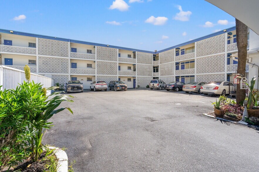 More Photos Of 606 N Ocean Blvd, Myrtle Beach Hotel For Sale