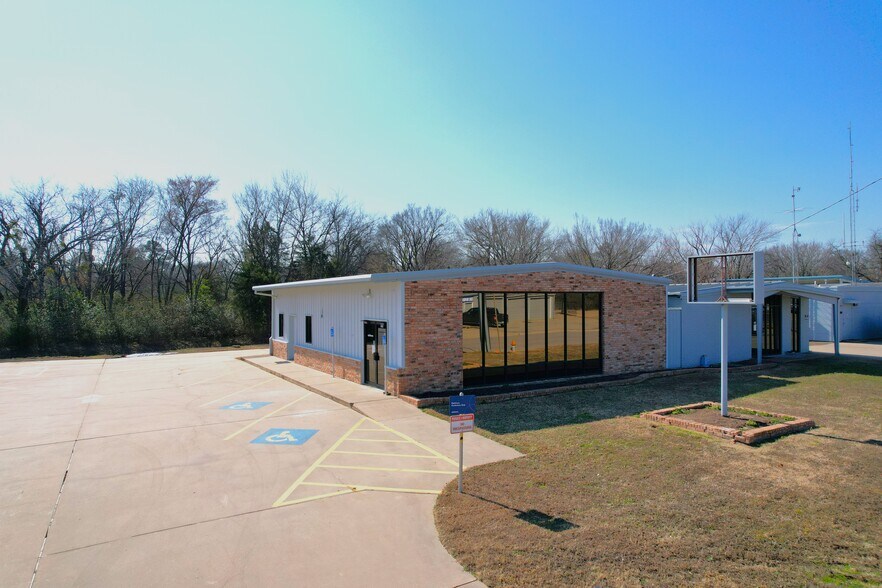 Primary Photo Of 220 Linda Dr, Sulphur Springs Office For Sale