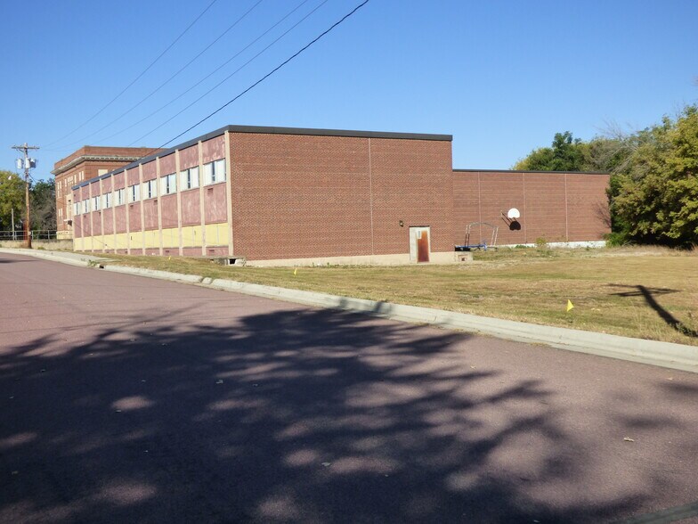 More Photos Of 308 4th St, Welcome Specialty For Sale