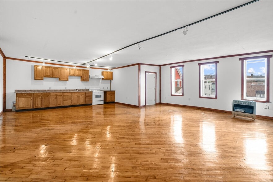 More Photos Of 102 S Richmond St, Fleetwood Warehouse For Sale