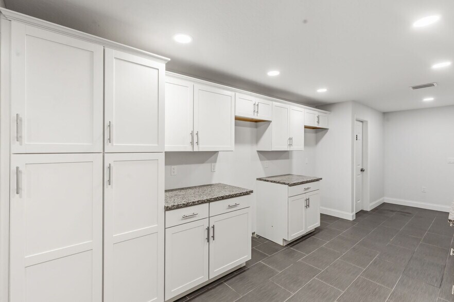 More Photos Of 2726 6th Ave W, Bradenton Serviced Offices For Sale