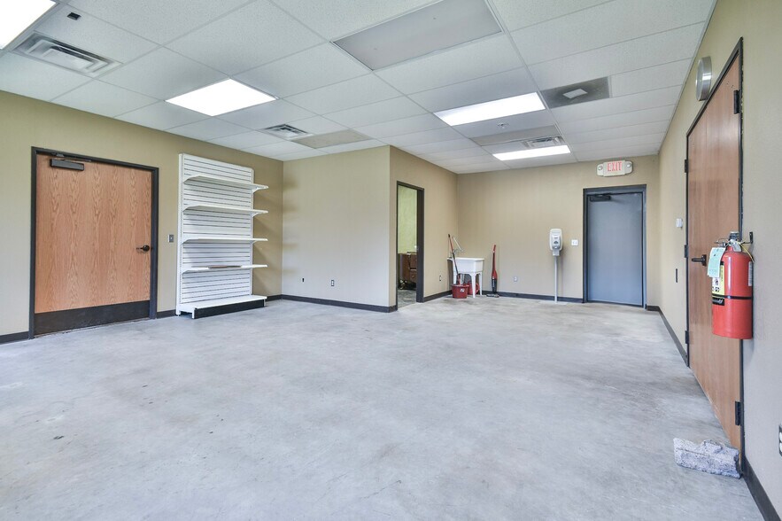 More Photos Of 1401 W Main St, Duncan Flex For Lease