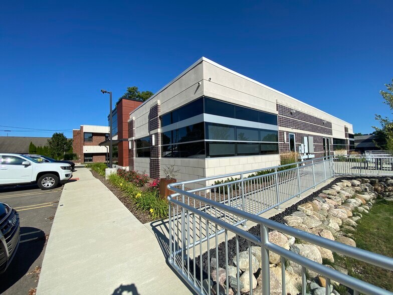 More Photos Of 645 Hulet Dr, Bloomfield Township Office For Lease