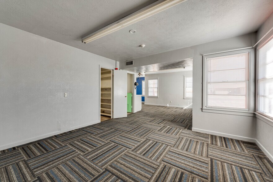 More Photos Of 1005 Austin St, Midland Storefront For Sale