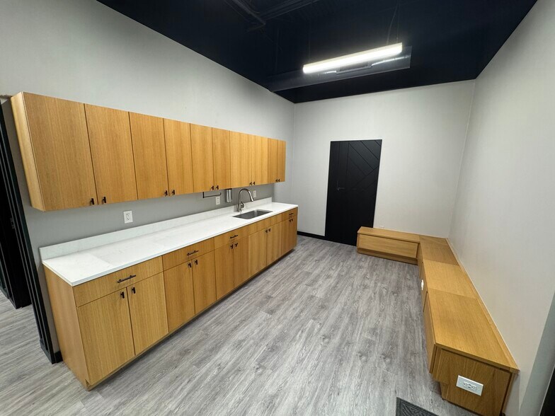 More Photos Of 8230 Elmbrook Dr, Dallas Flex For Lease