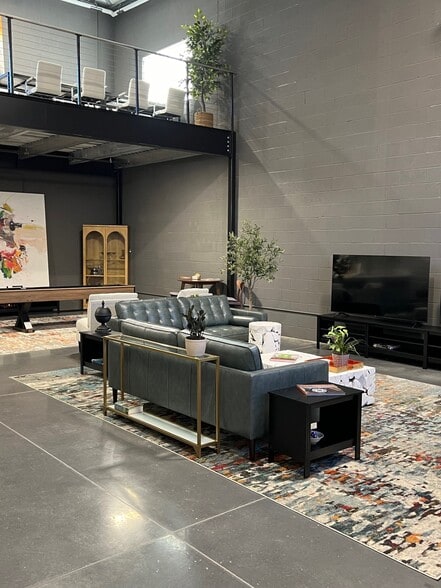 More Photos Of 5725 Stables Way, Alpharetta Showroom For Sale