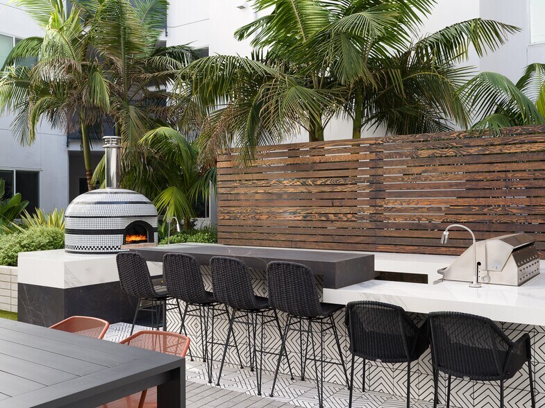 More Photos Of 2528 S Grand Ave, Los Angeles Apartments For Lease