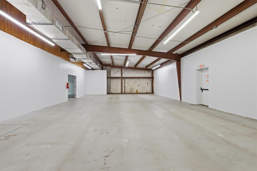 More Photos Of 623 Pleasant St, Lake Helen Flex For Lease