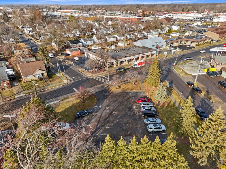 More Photos Of 1832-1850 Grindley Park St, Dearborn Freestanding For Lease