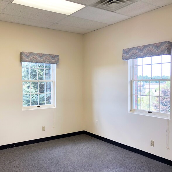 More Photos Of 960 Turnpike St, Canton Office For Lease