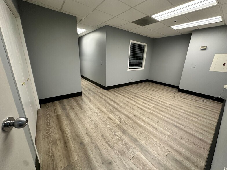 More Photos Of 1901 Raymond Dr, Northbrook Medical For Lease