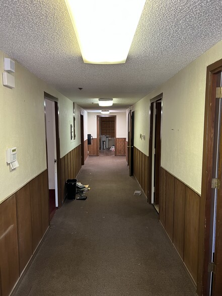 More Photos Of 204 N Alamo Blvd, Marshall Flex For Sale