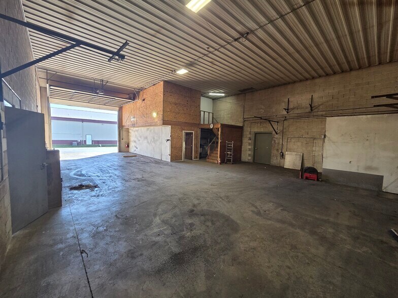 More Photos Of 21757 S Center Ave, New Lenox Warehouse For Lease