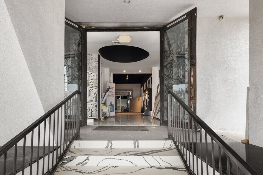 More Photos Of 2866 Poplar Ave, Memphis Storefront Retail Office For Sale