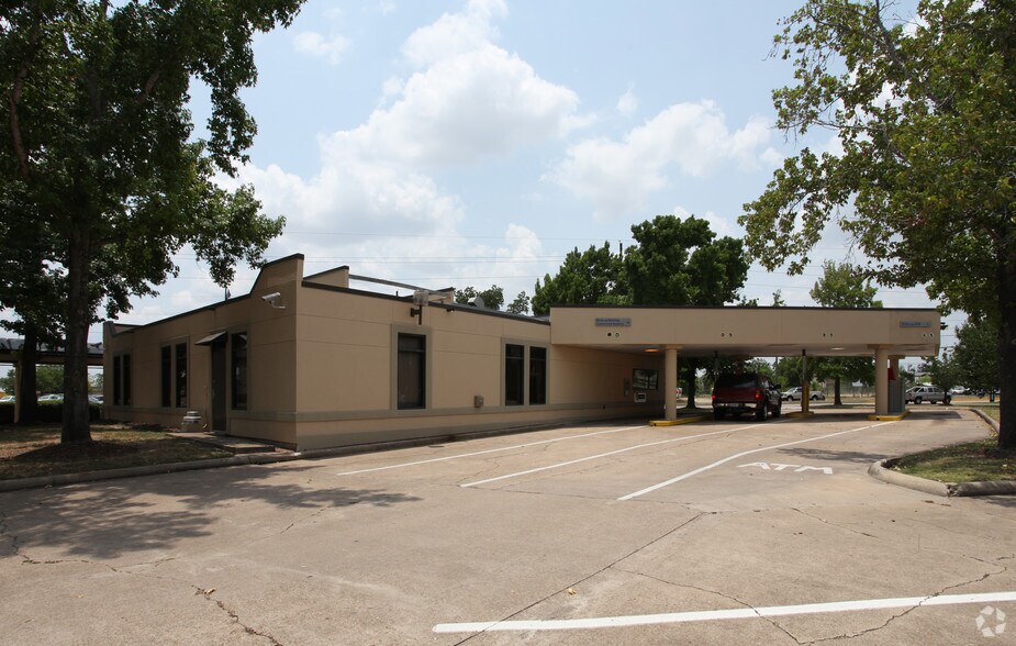 More Photos Of 8200 Jones Rd, Houston Bank For Lease