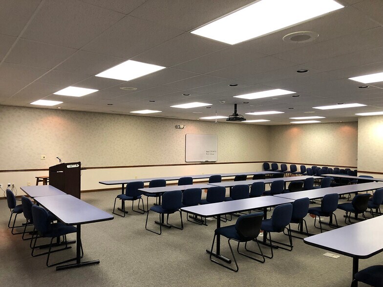 More Photos Of 5342 W Vermont St, Indianapolis Office For Sale