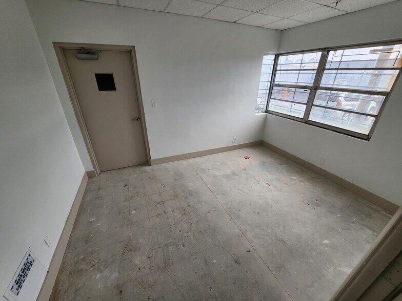 More Photos Of 650 NW 105th St, Miami Warehouse For Lease