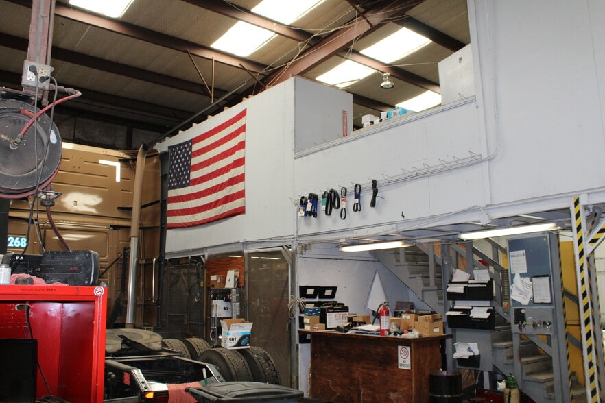 More Photos Of 1936 W Commerce St, Dallas Industrial For Lease