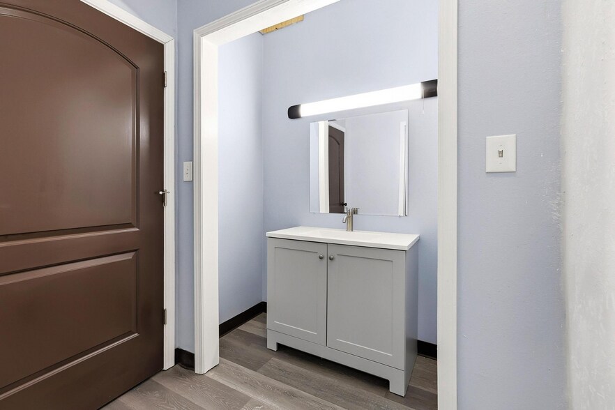 More Photos Of 3301 S State Highway 121, Bonham Showroom For Sale