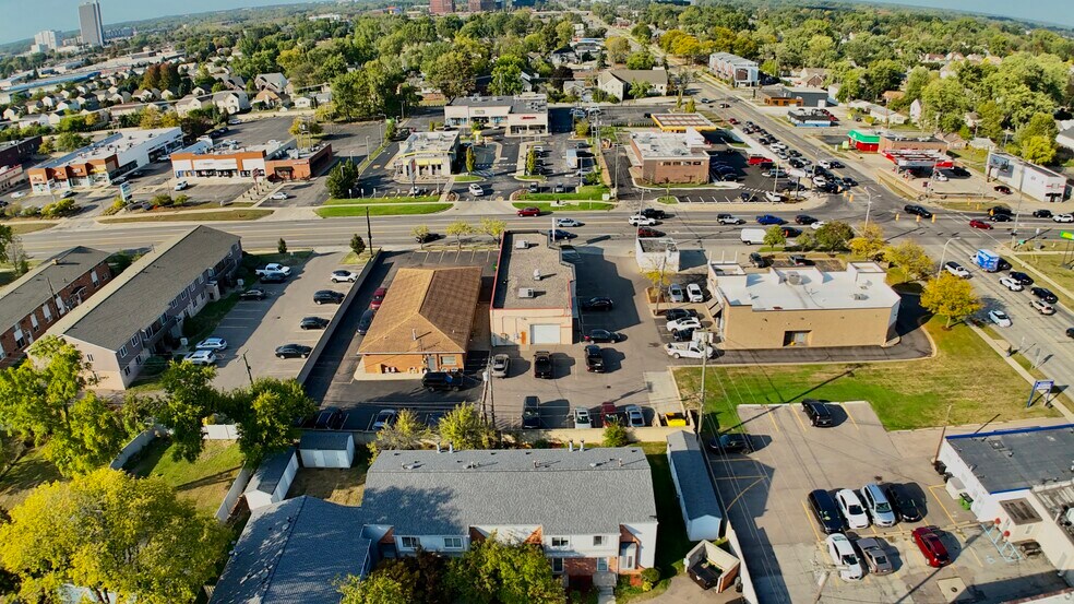 More Photos Of 41-47 W Maple Rd, Clawson General Retail For Sale