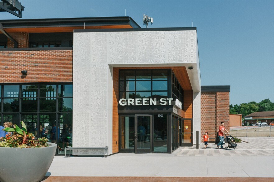 More Photos Of SEC of 2nd & Green St, Lee's Summit Restaurant For Lease