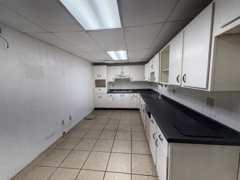 More Photos Of 15865 Brothers Ct, Fort Myers Warehouse For Lease