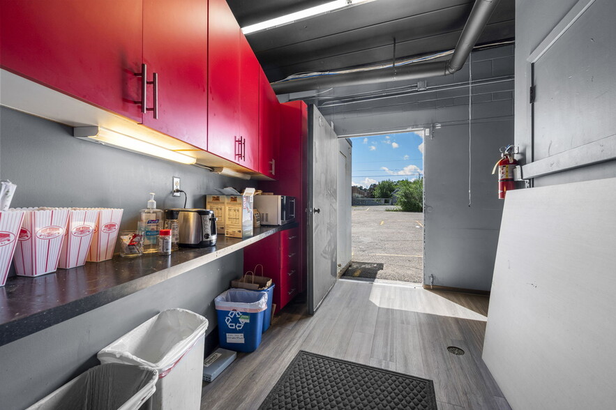More Photos Of 735-737 Snelling Ave N, Saint Paul Storefront Retail Office For Lease