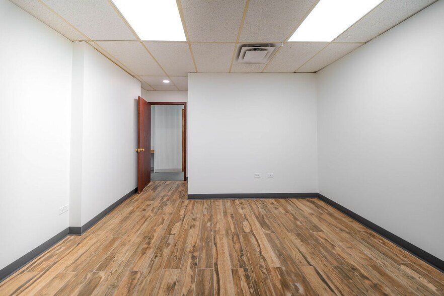 More Photos Of 670 E Calhoun St, Woodstock Flex For Lease