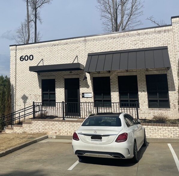 Primary Photo Of 6110 McFarland Station Dr, Alpharetta Medical For Lease