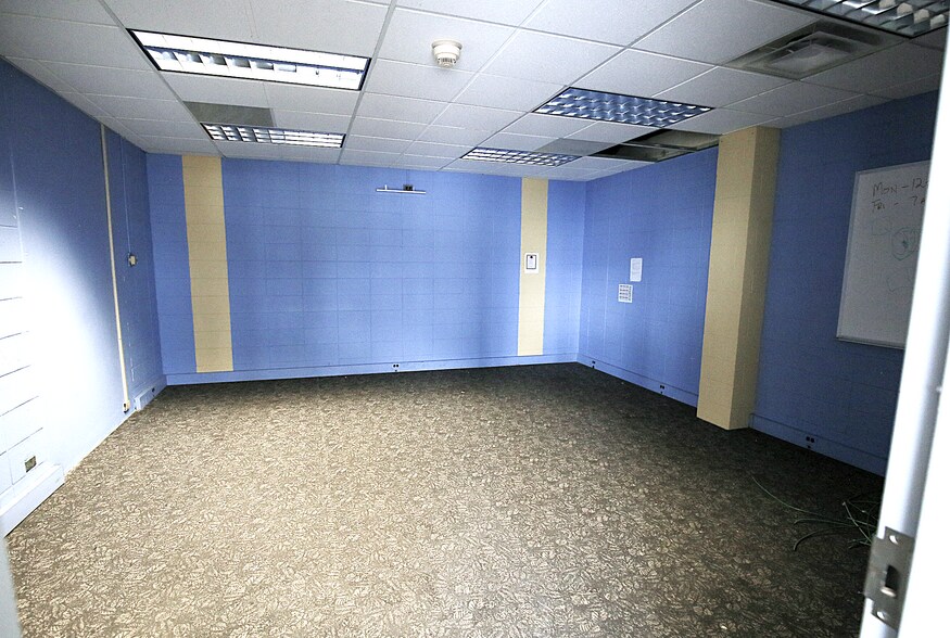 More Photos Of 646 Chicago Rd, Chicago Heights Office For Lease