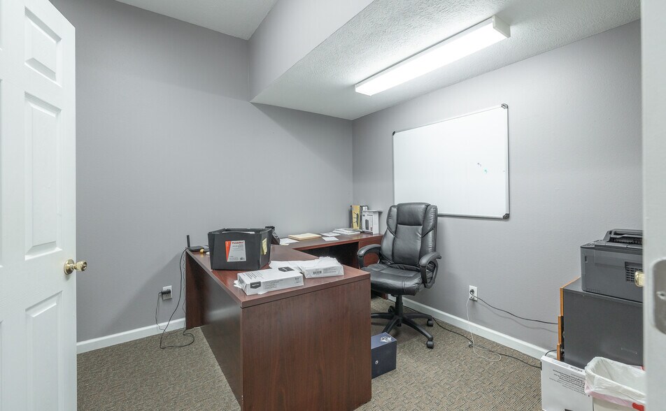 More Photos Of 575 Marshall Dr, Saint Robert Office For Sale