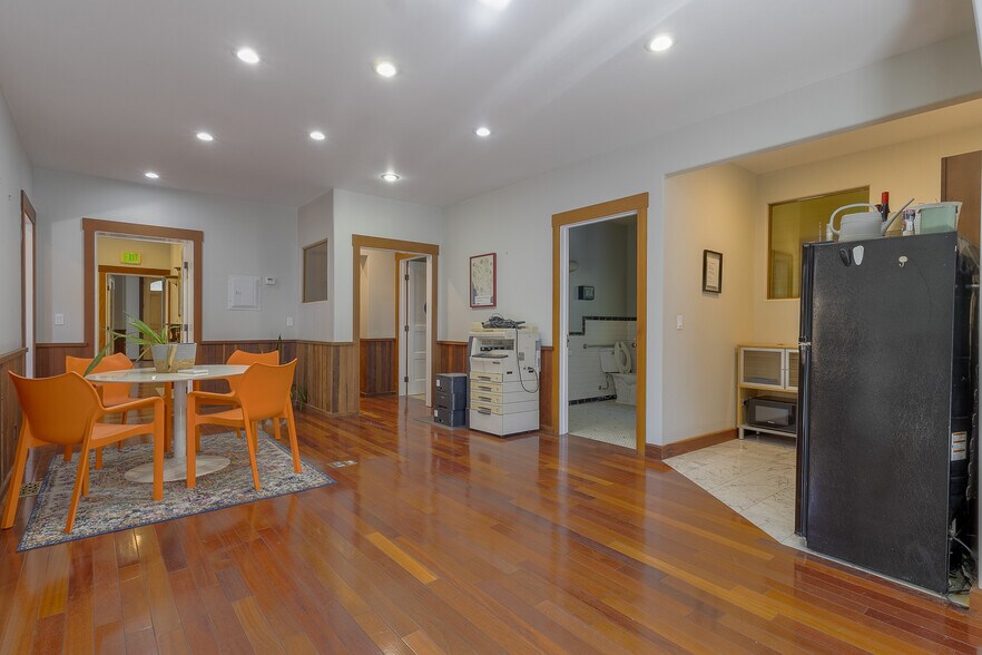 More Photos Of 230 Center St, Healdsburg Office For Lease