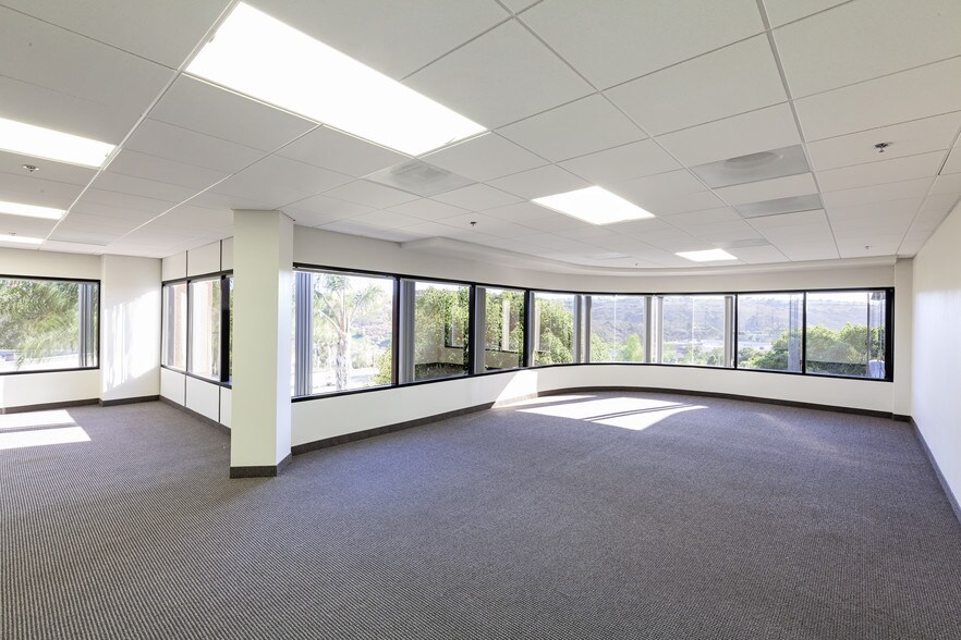 More Photos Of 2011 Palomar Airport Rd, Carlsbad Office For Lease