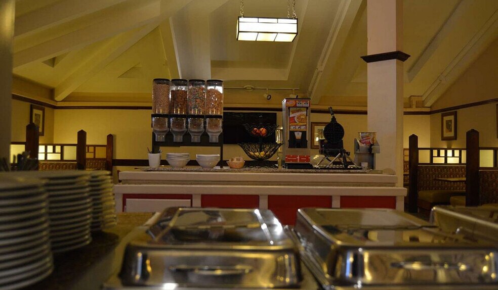 Primary Photo Of 5805 W Kellogg Dr, Wichita Hotel For Lease