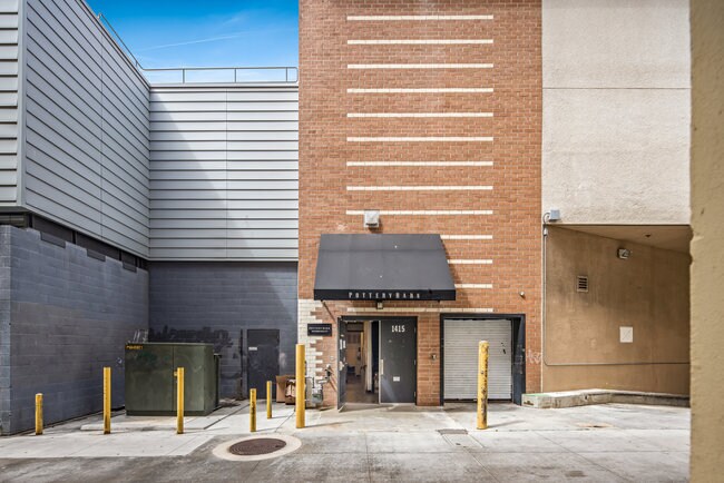 More Photos Of 402 Santa Monica Blvd, Santa Monica General Retail For Sale