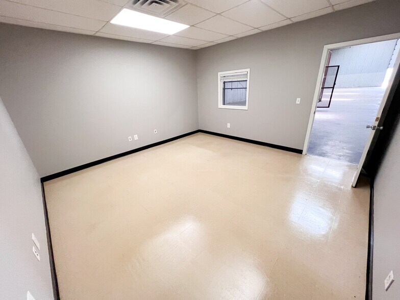 More Photos Of 8511 W Interstate 20, Midland Warehouse For Lease