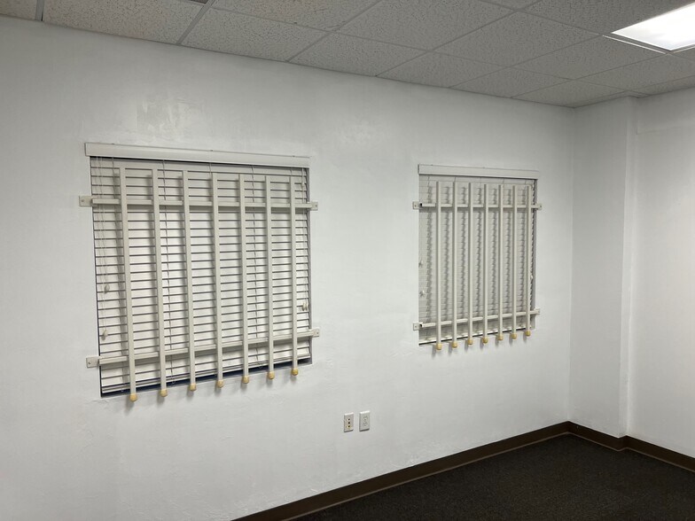 More Photos Of 4566 NW 5th Blvd, Gainesville Flex For Lease