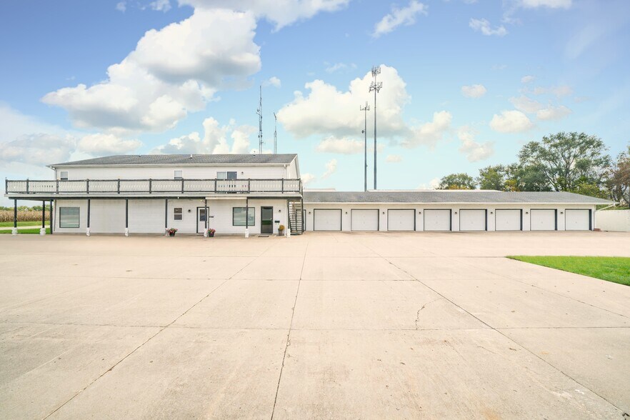 More Photos Of 645 E Lasalle St, Somonauk Showroom For Lease