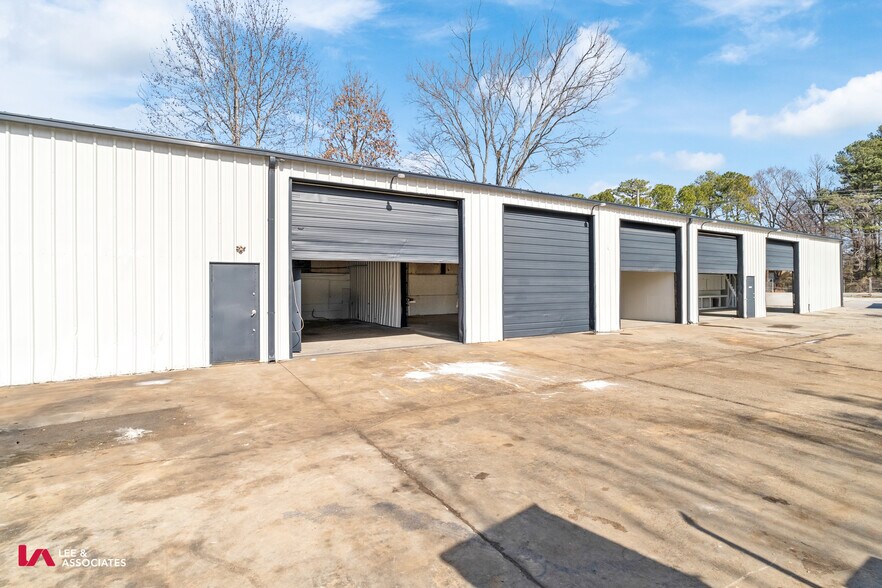 More Photos Of 5755 Old Dixie Hwy, Forest Park Manufacturing For Lease